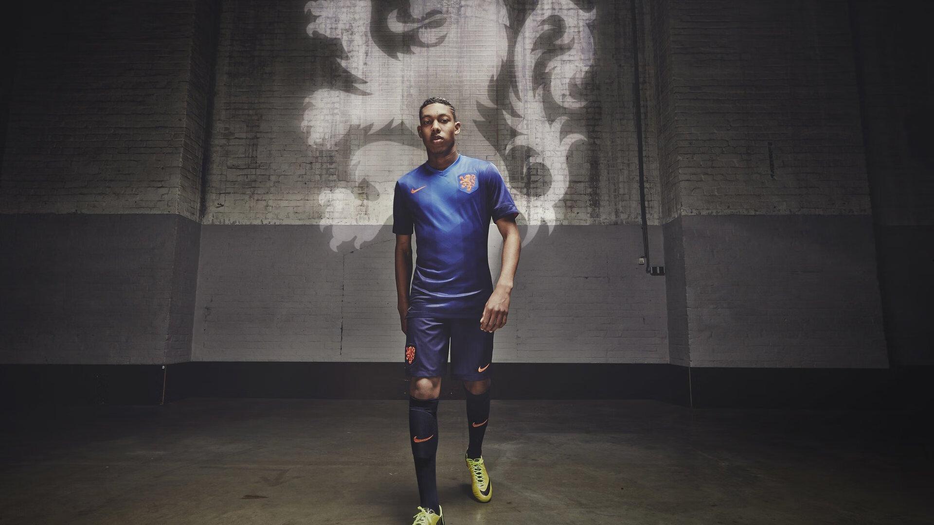 孙兴慜启程赴美引韩媒关注 机场亲切签名引爆球迷热潮