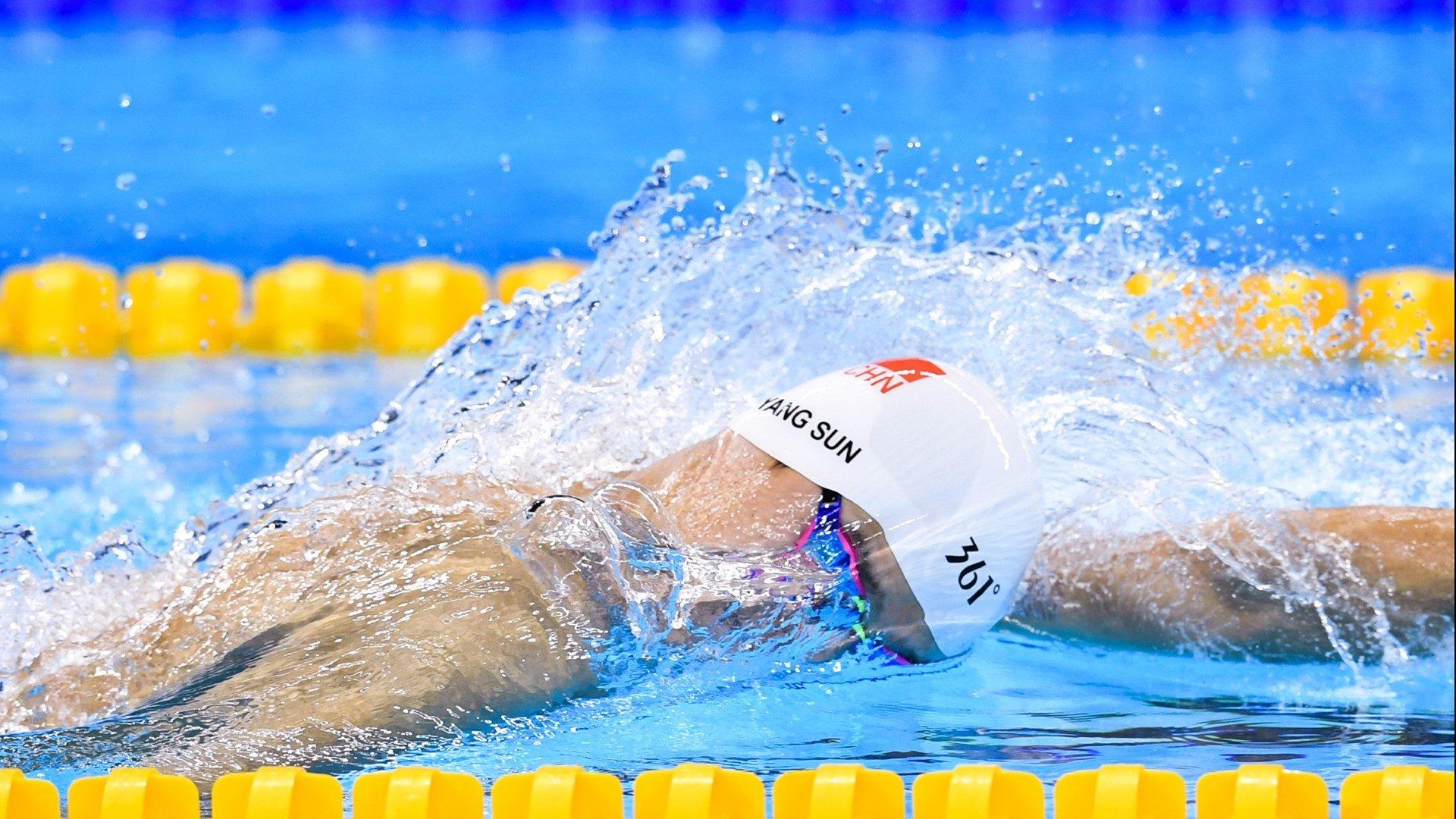 莱万专访吐露心声，梅西的赞美令我动容，C罗的奋斗轨迹更具启示性